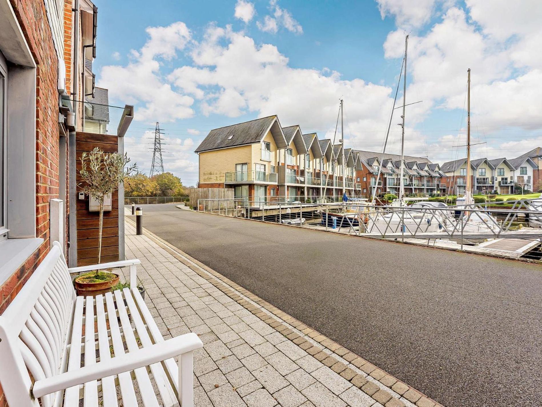 4 Bed In East Cowes 93249 Villa Newport  Exterior photo